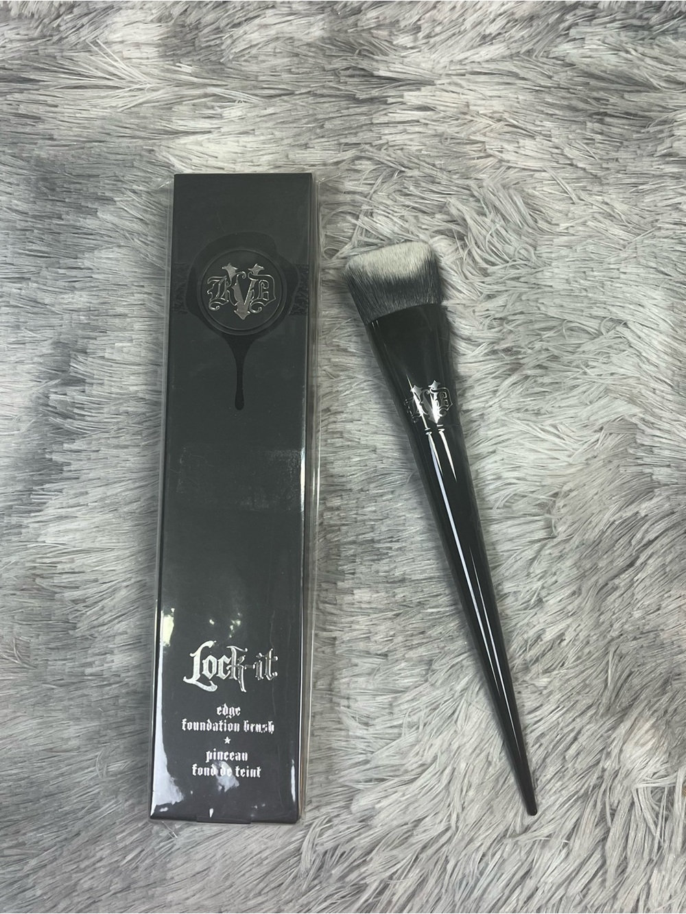 KAT VON D: Lock-It 10 Edge Foundation Brush